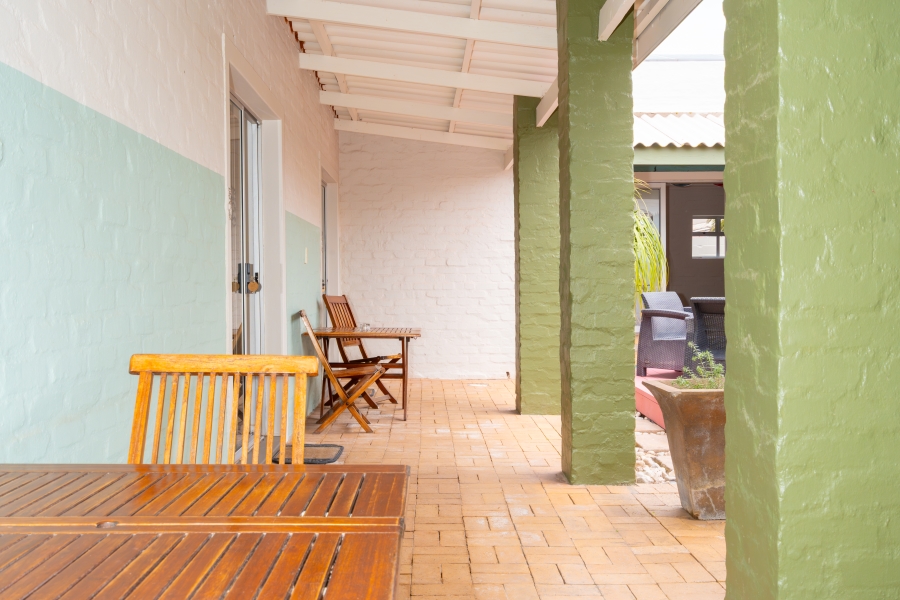 6 Bedroom Property for Sale in Middedorp Western Cape